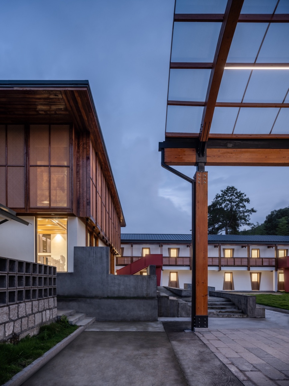 礼堂门前 摄影:吴清山 transformation and regeneration of sunao primary school by zaozuo architecture studio