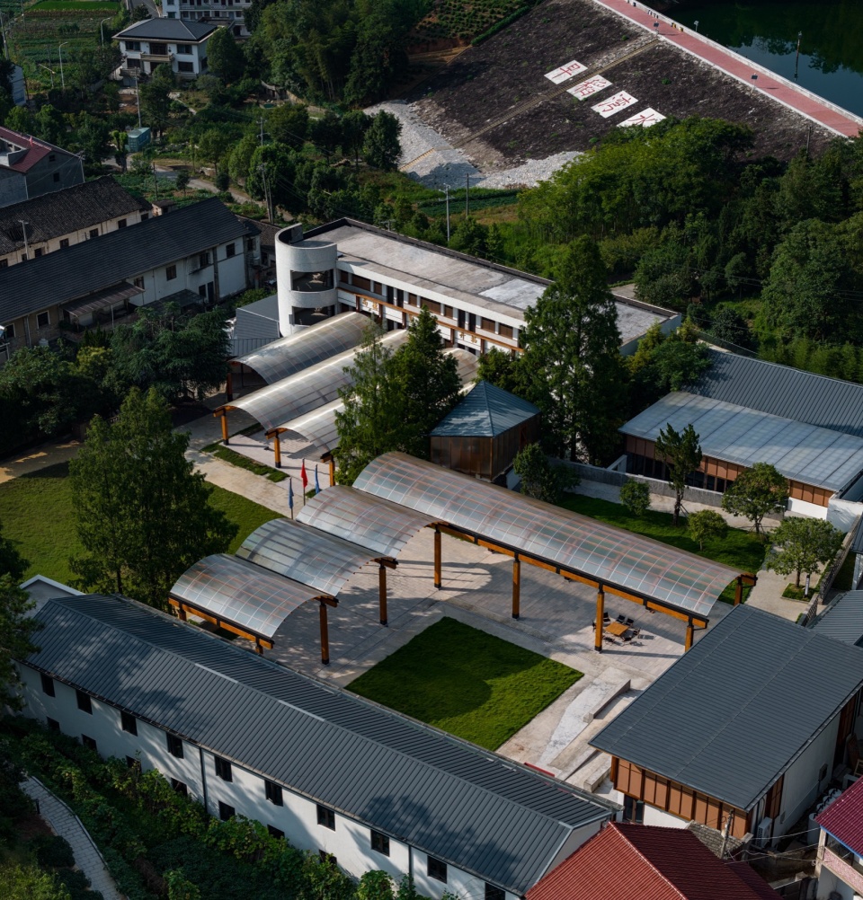 透明卷棚对场所的围合 摄影:吴清山 transformation and regeneration of sunao primary school by zaozuo architecture studio