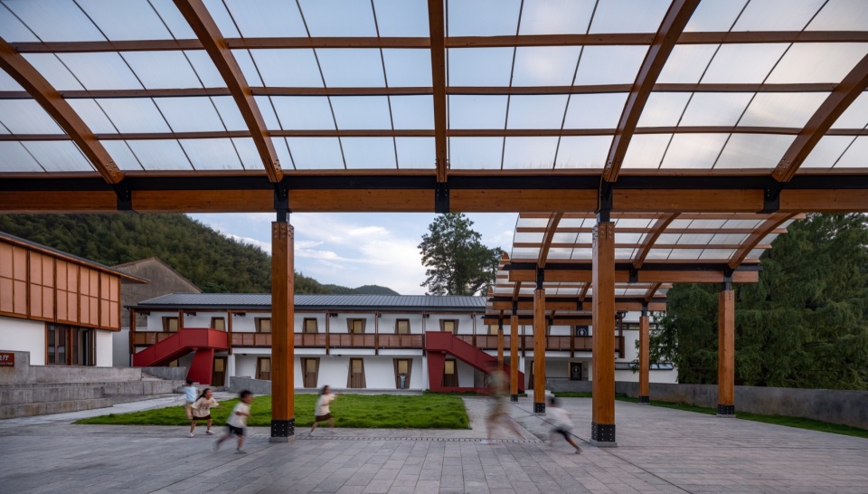 风雨回廊 摄影:吴清山 transformation and regeneration of sunao primary school by zaozuo architecture studio