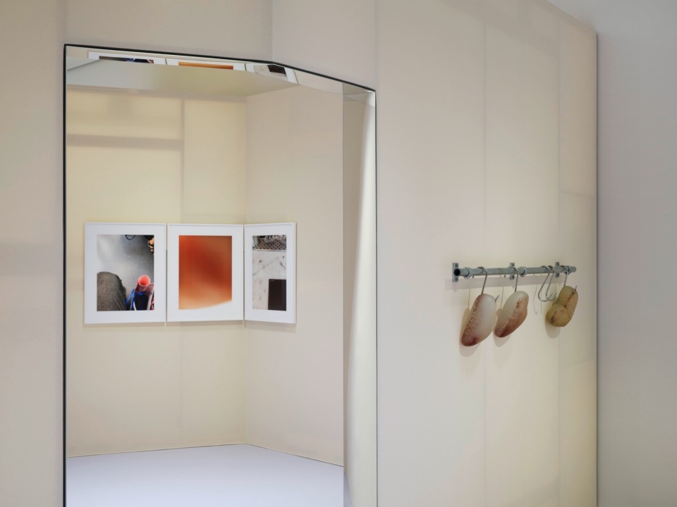 the world in my hand by ester bruzkus architekten