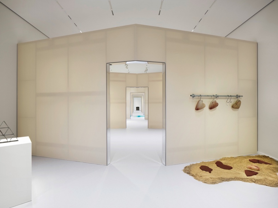 the world in my hand by ester bruzkus architekten