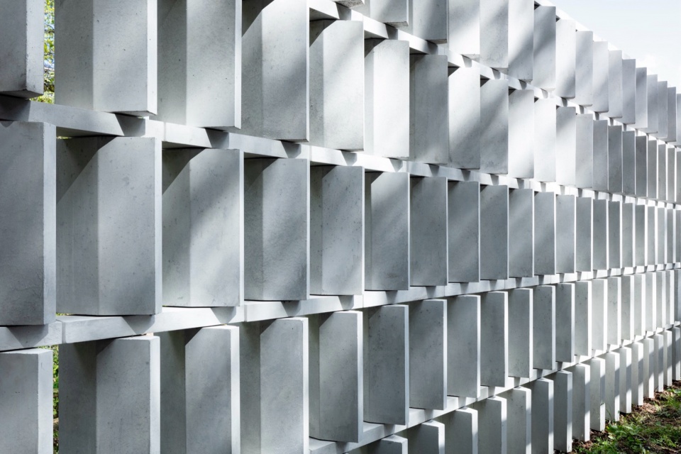 block wall house nendo