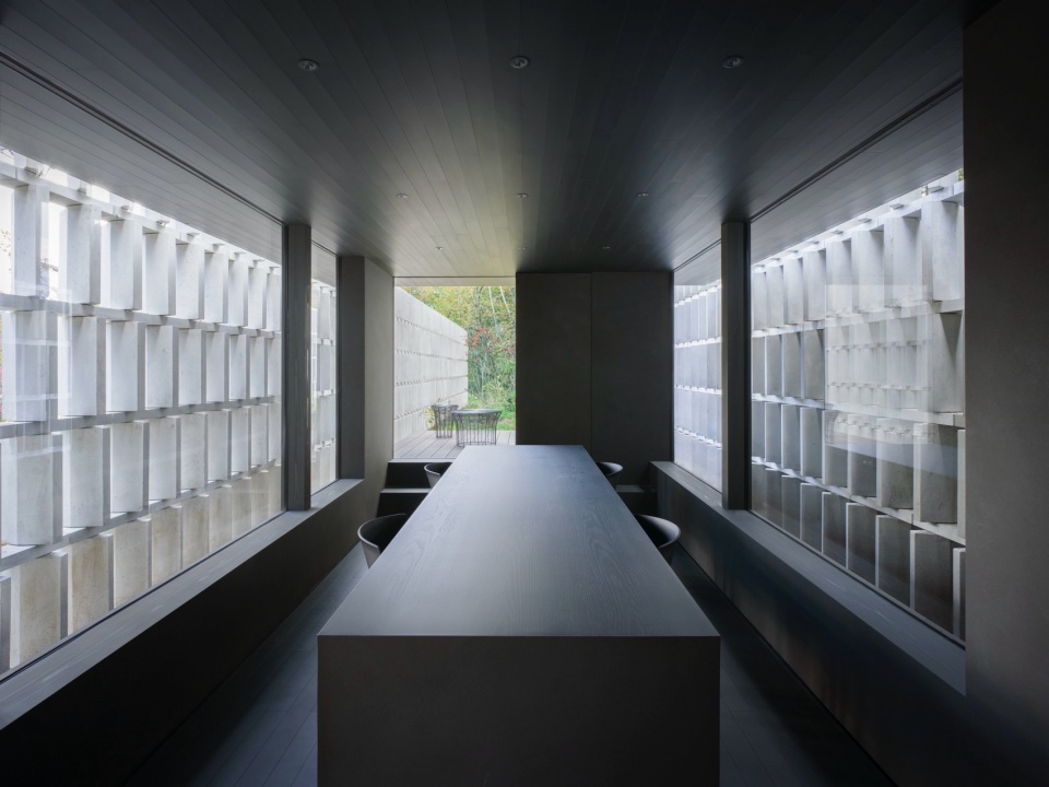 block wall house nendo