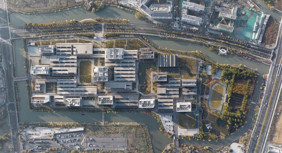 . 校区鸟瞰 Bird s eye view of the campus ©田方方