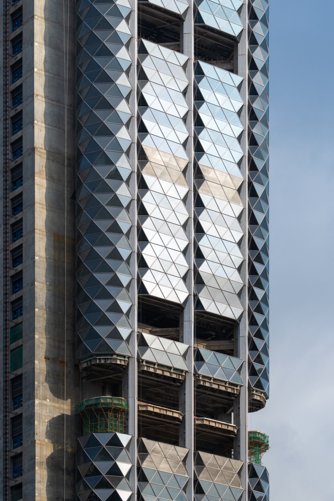 China Merchants Bank HQ tops out by Foster + Partners 谷德设计网