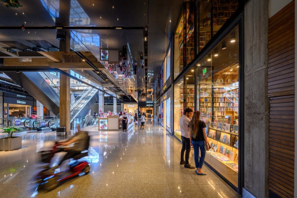 remodeling in nuevocentro shopping by ar mondejar arquitectos