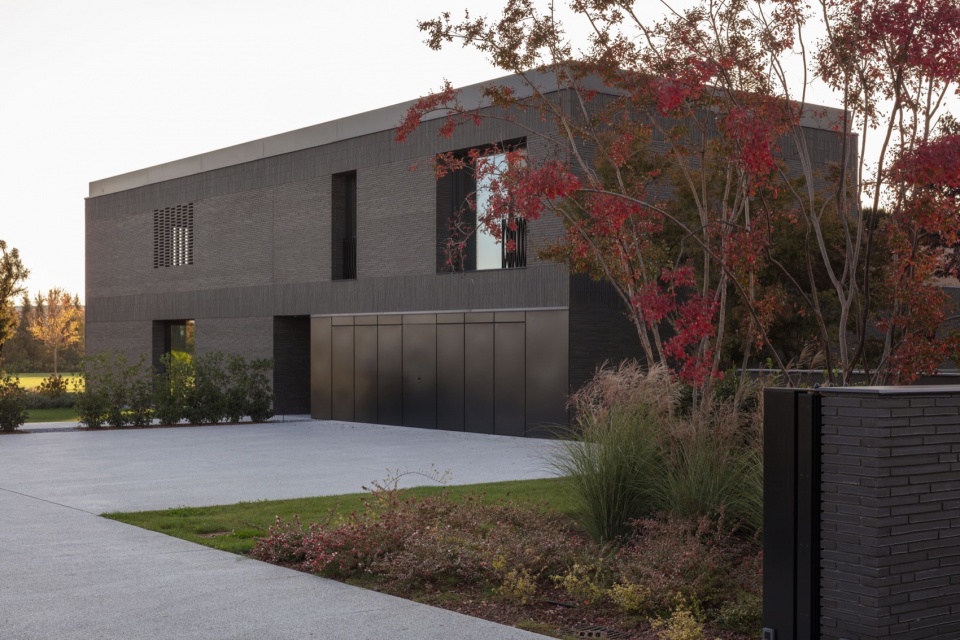 house in the park by mide architetti