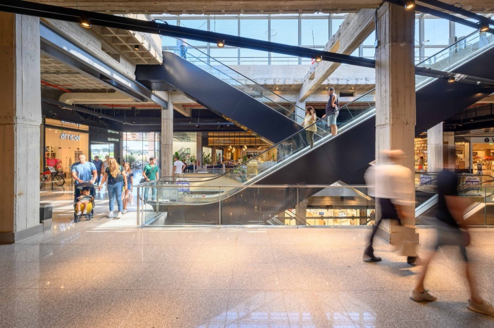 remodeling in nuevocentro shopping by ar mondejar arquitectos