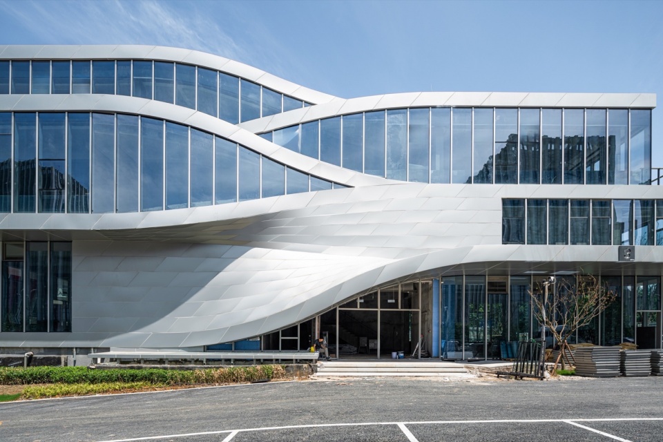AutoFuturist Complex Jingu Center by LYCS Work