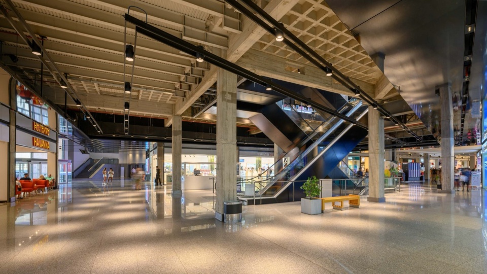 remodeling in nuevocentro shopping by ar mondejar arquitectos