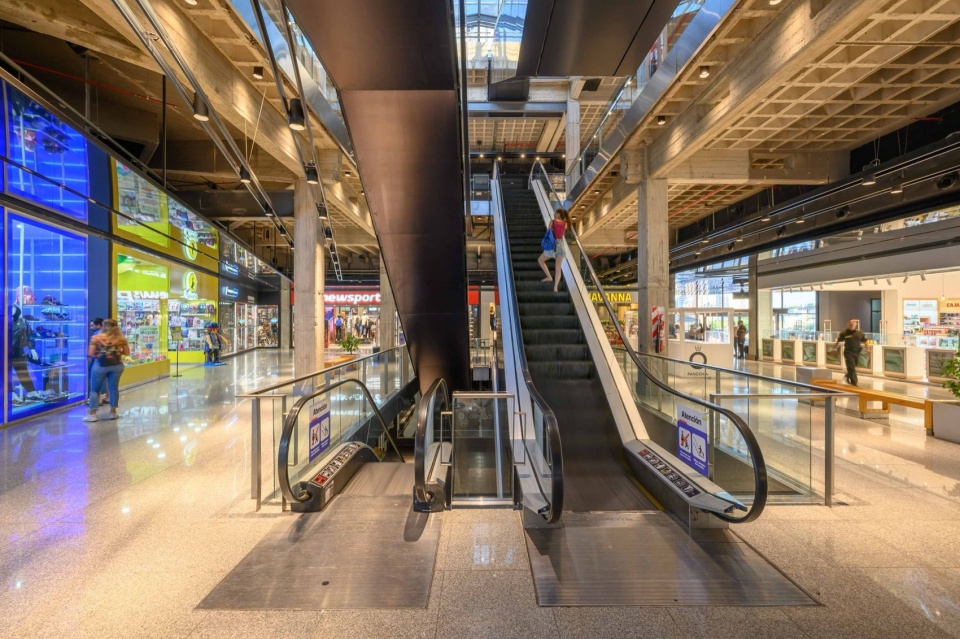 remodeling in nuevocentro shopping by ar mondejar arquitectos