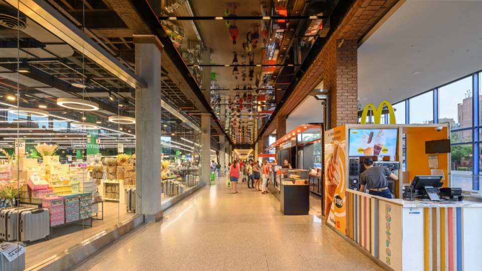 remodeling in nuevocentro shopping by ar mondejar arquitectos