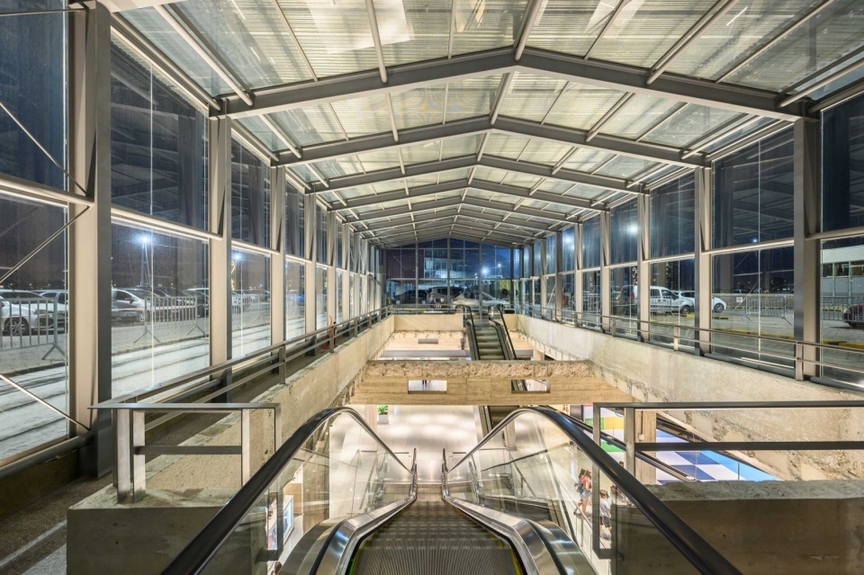 remodeling in nuevocentro shopping by ar mondejar arquitectos