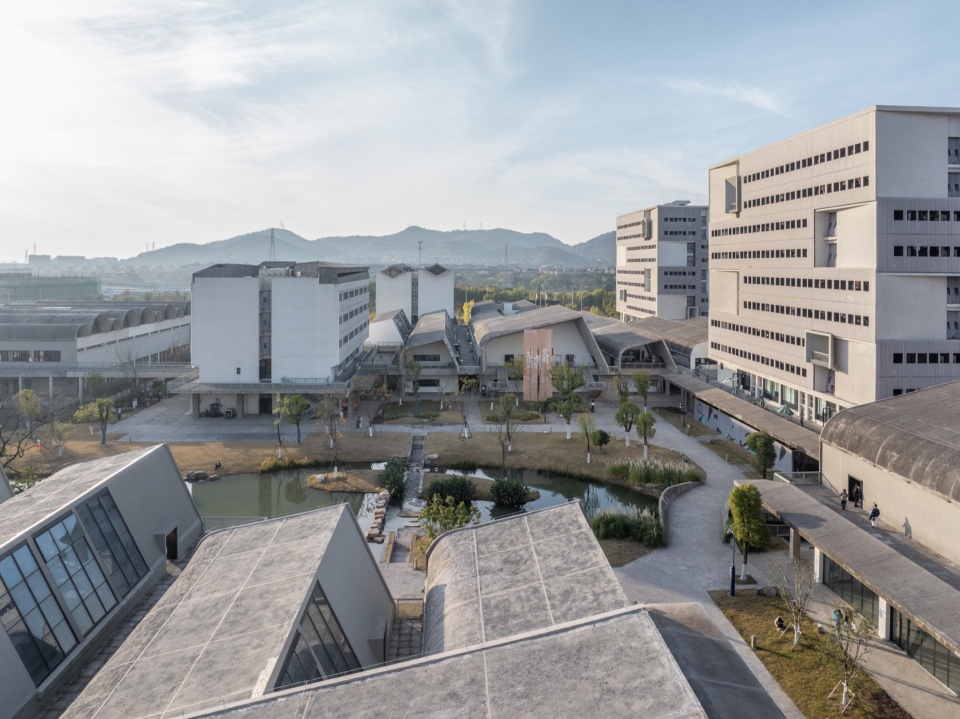 . 从东侧看校园 View of the campus from east ©田方方