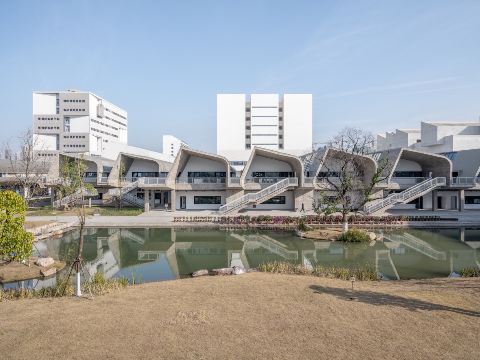 . 横向连续的工坊 Horizontally connected studios ©田方方