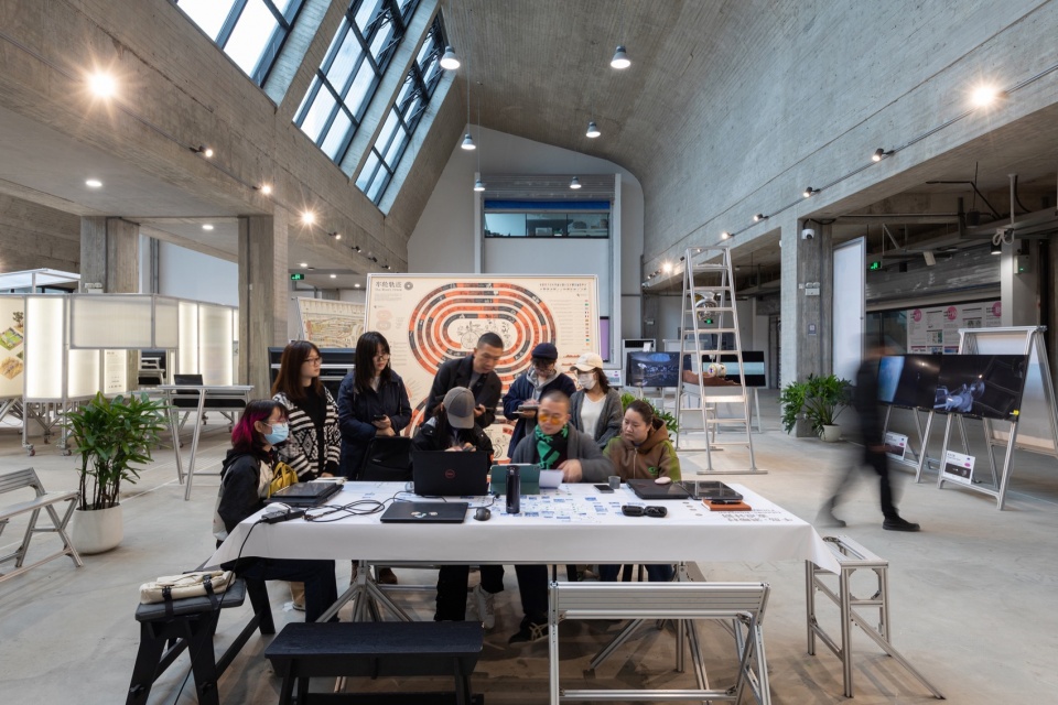 . 工坊中的评图 Design reviews in the studio ©燕飞