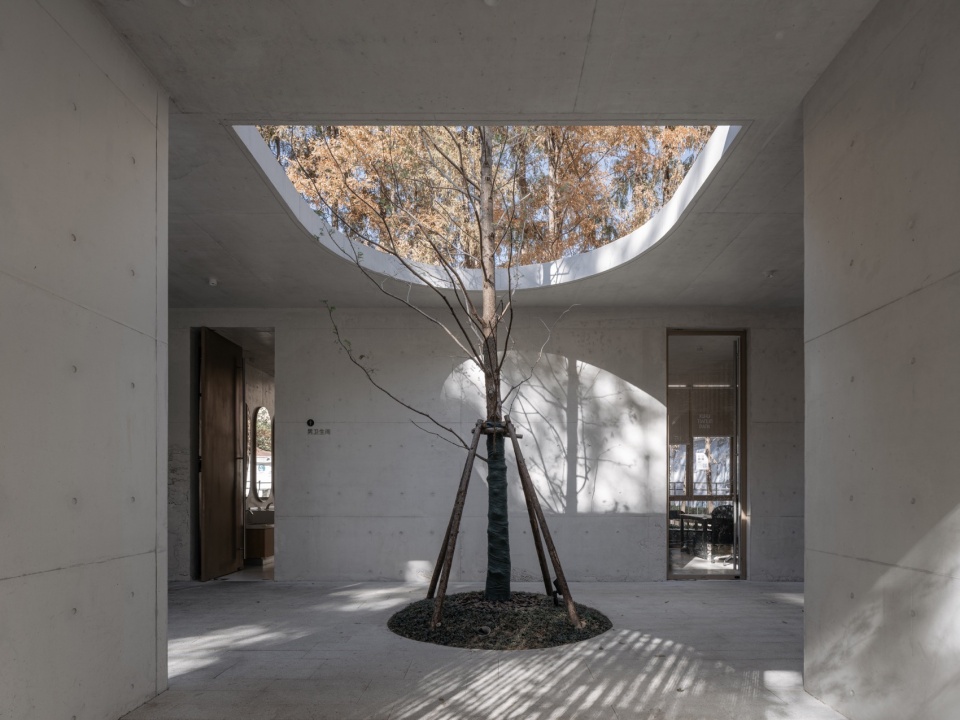 方形建构语言与圆形建构语言的碰撞 @CreatAR Images tianlin park tourist center shanghai by viascape design