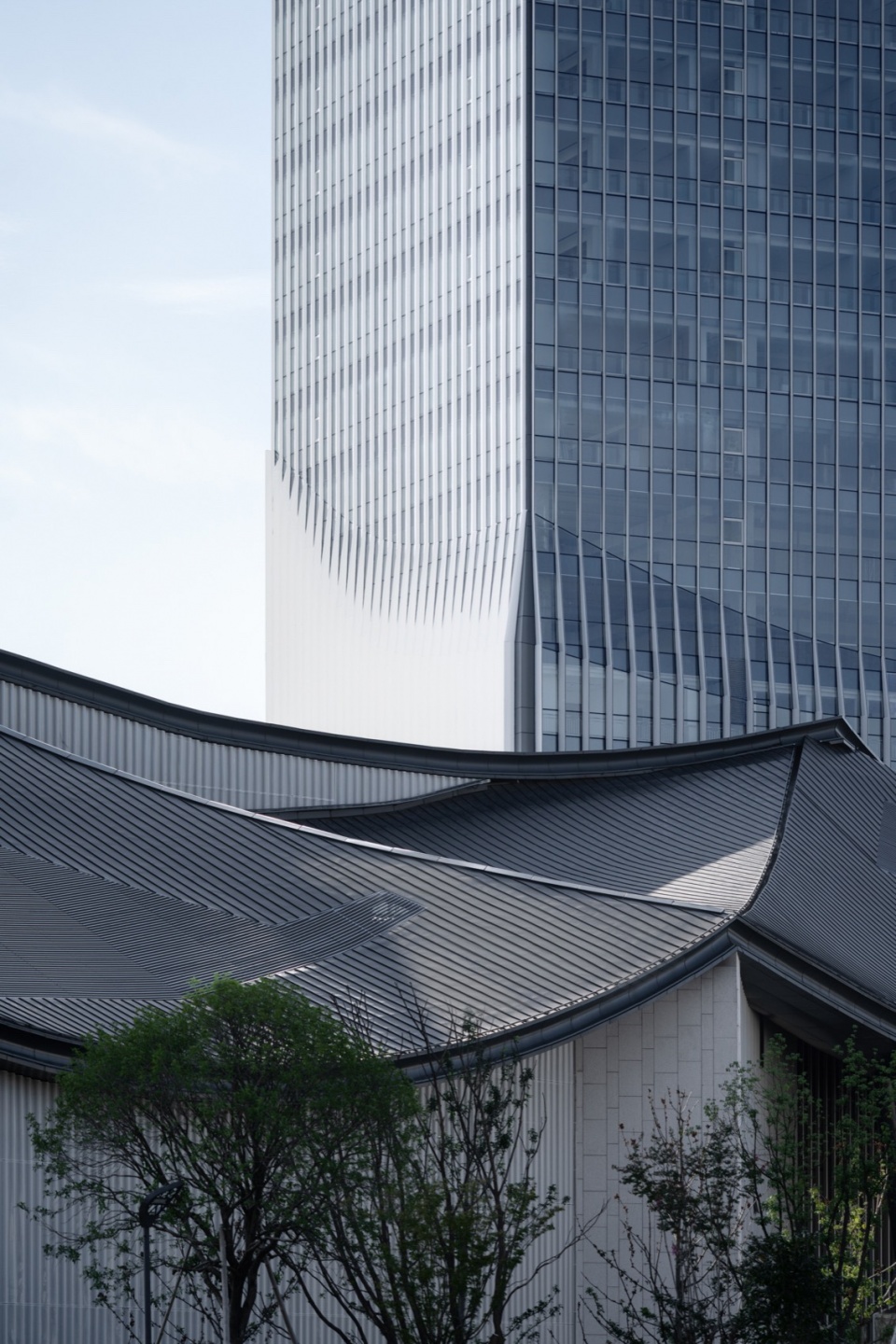 裙房屋顶与主楼 Podium building roof and tower building©山间影像 Inter mountain images