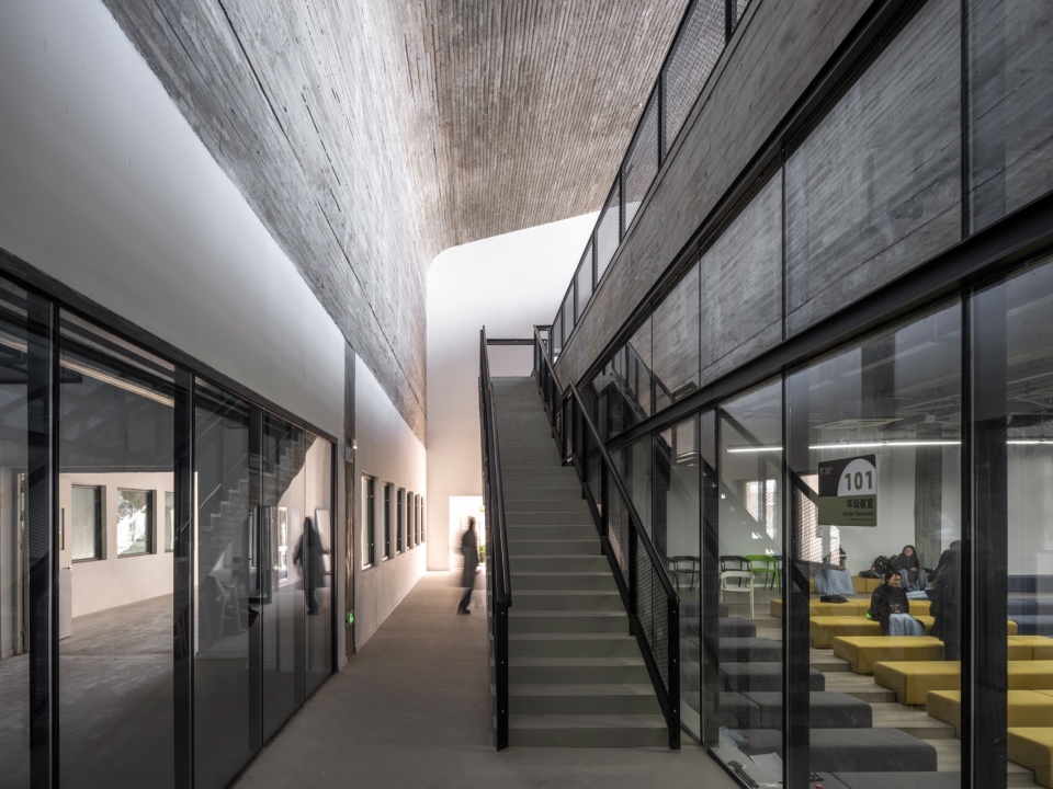 . 工坊内一层教室及通往二层空间的楼梯 Classrooms on the first floor of the studio and a staircase leading to the second floor ©田方方
