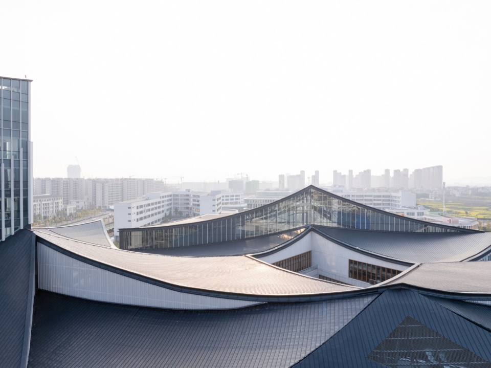 裙房屋顶局部 Partial view of the podium building roof©DONG建筑影像 DONG Image