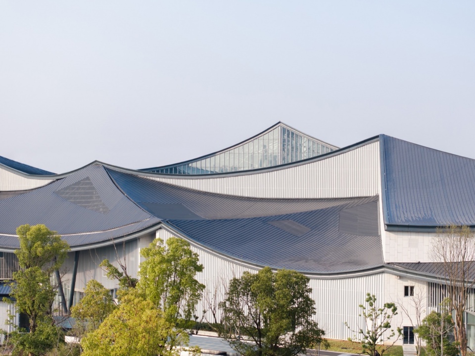 层峦叠嶂的屋顶 Layered roofscape ©DONG建筑影像 DONG Image