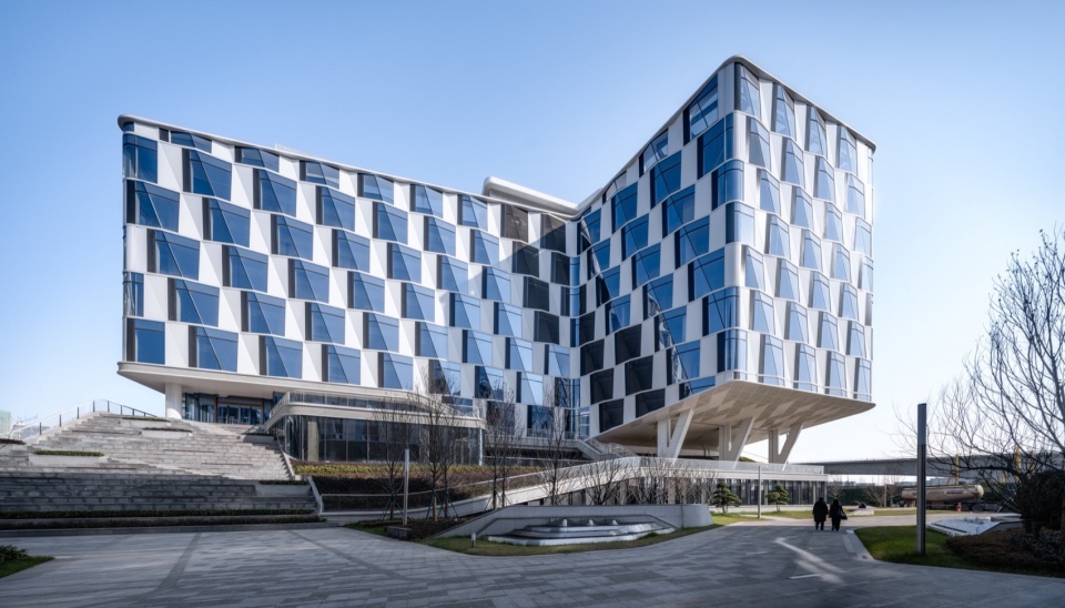 2号楼西侧视角 West perspective of Building 2 ©山间影像 Inter mountain images