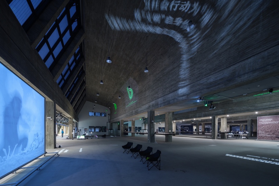. 工坊中的视频展示 Video projections in the studio ©燕飞