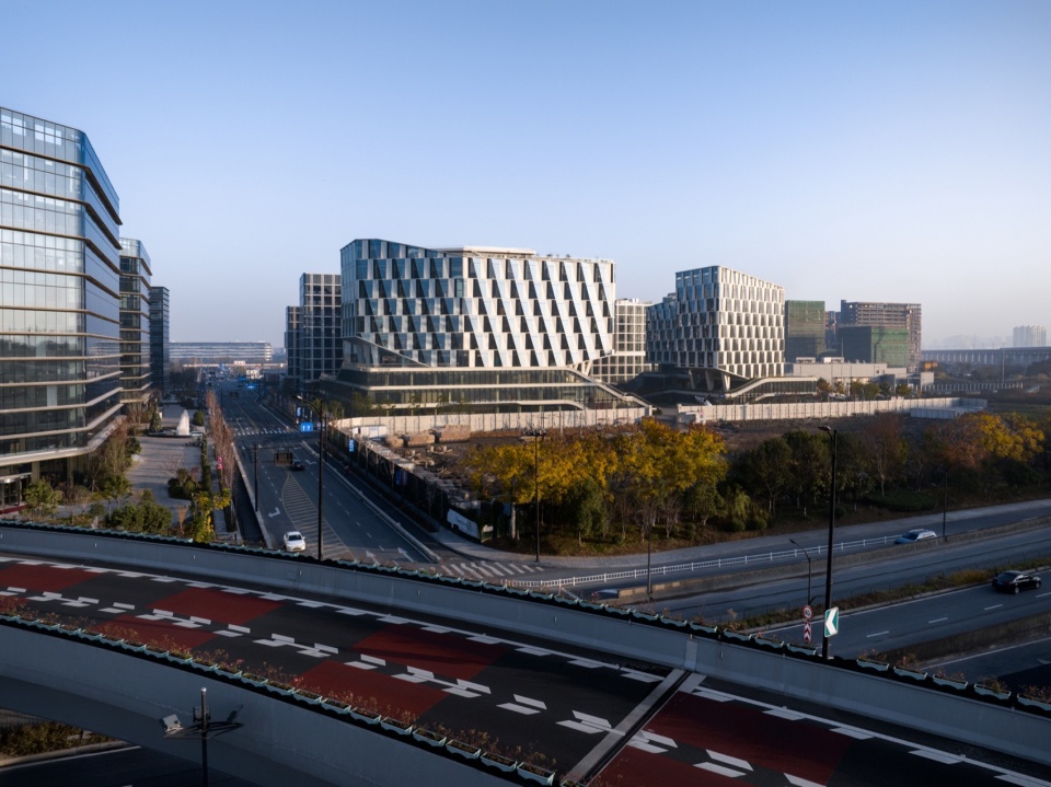 园区南侧视角 South perspective of the buildings ©山间影像 Inter mountain images