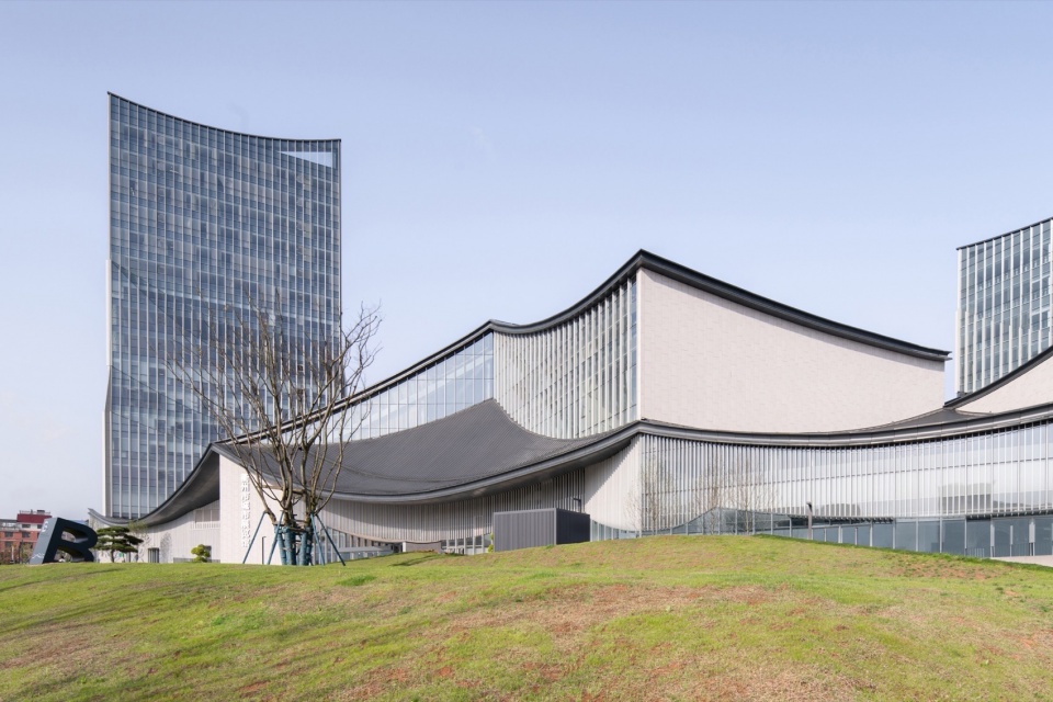 高低起伏的建筑轮廓 Undulating architectural profile ©DONG建筑影像 DONG Image