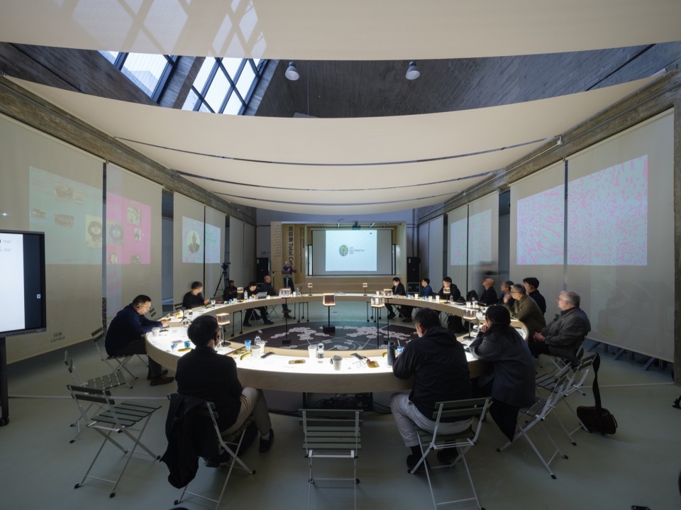 . 工坊中举行的会议 Meeting in the studio © 燕飞