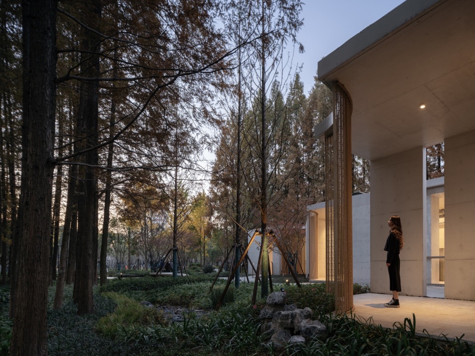 林隐轩的设计是基于全面借景水杉林的策略 @CreatAR Images tianlin park tourist center shanghai by viascape design