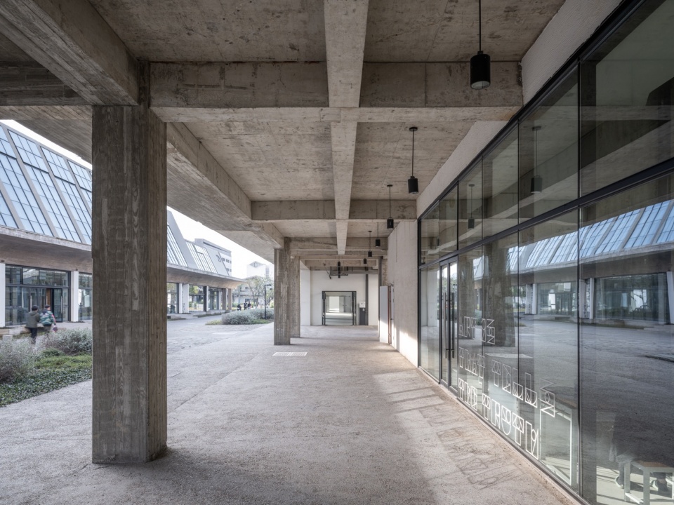 . 学舍一层教室外的回廊 Corridor outside the classrooms on the first floor of the Dormitory Building ©田方方