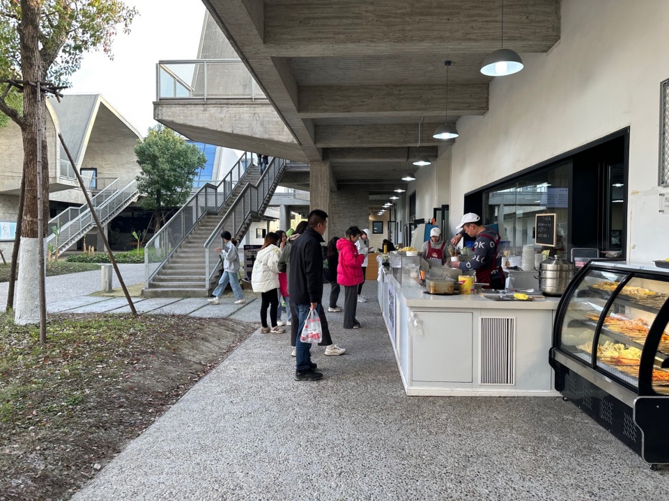. 廊下的早餐摊 Breakfast stalls under the arcade ©李诗琪