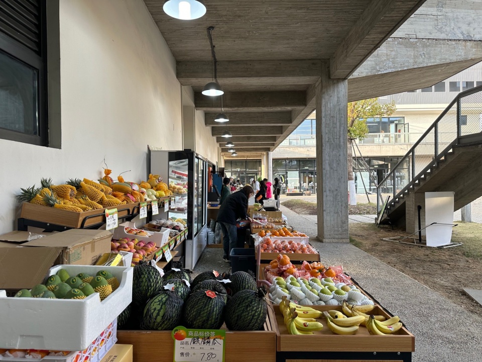 . 廊下的水果摊 Fruit stands under the arcade ©李诗琪