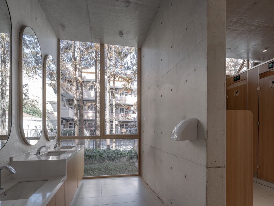 多处透光透景的设计也是一种降低能耗的低碳策略 @CreatAR Images tianlin park tourist center shanghai by viascape design