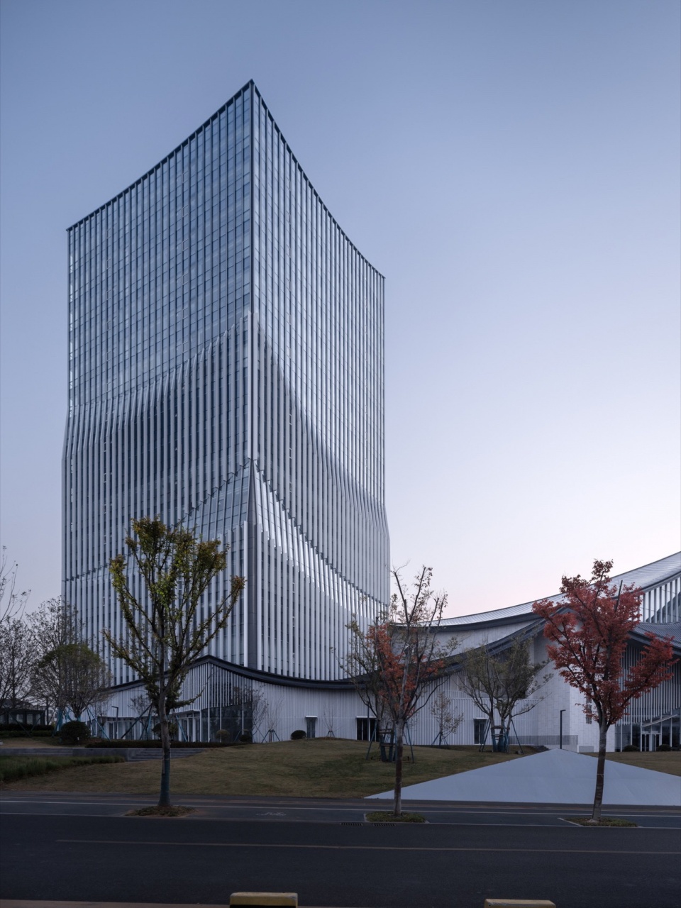 塔楼西侧视角 West facade perspective of the tower building©山间影像 Inter mountain images