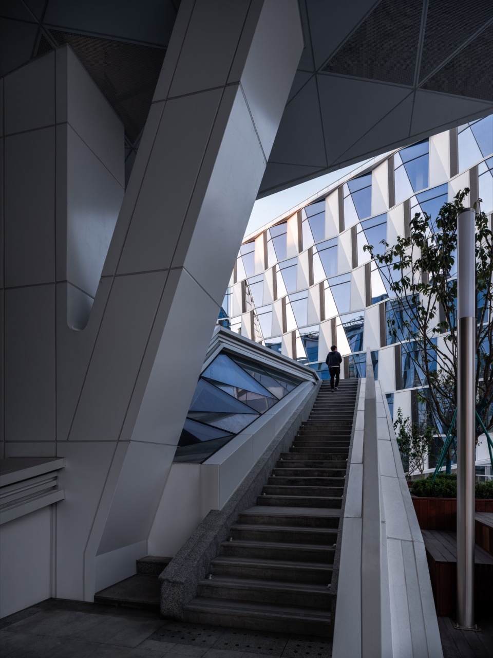 通往裙房顶部地楼梯 Staircase leading to the top of the podiums ©山间影像 Inter mountain images