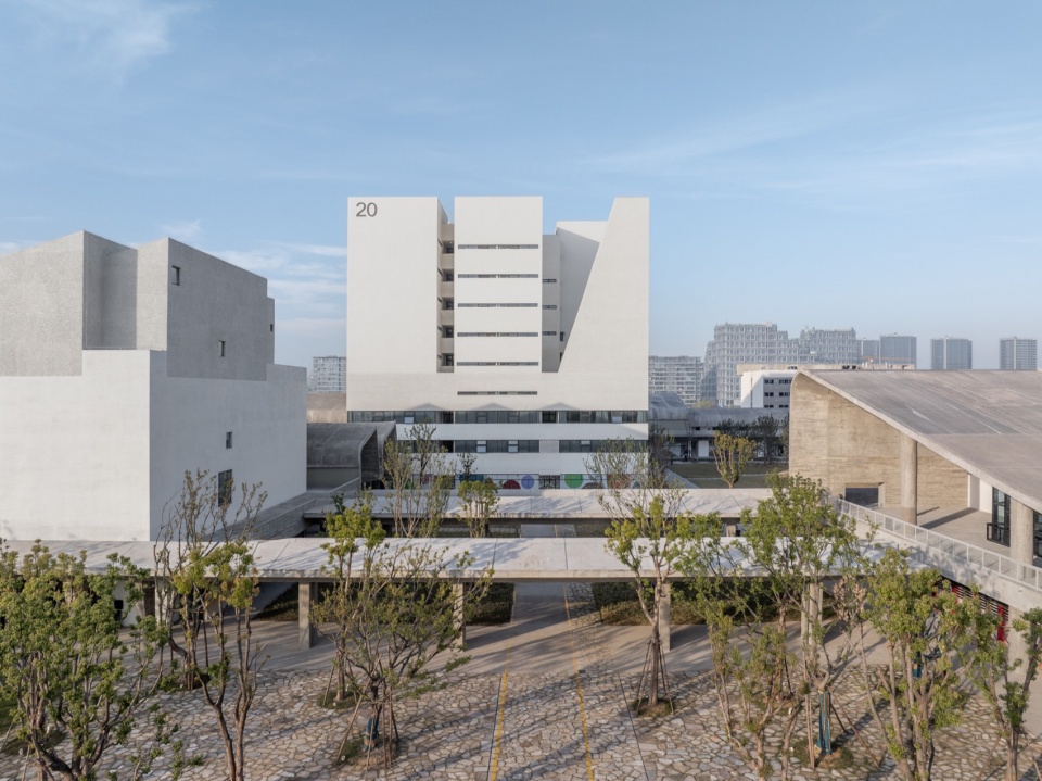 . 从左至右 展览馆、图书馆、报告厅 From left to right Exhibition Hall Library Auditorium ©田方方