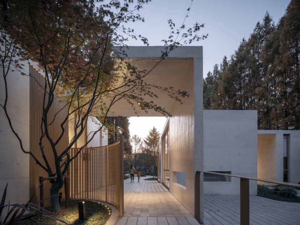 兼具公园东侧主入口的空间呈现“轩”的高敞与通透 @CreatAR Images tianlin park tourist center shanghai by viascape design