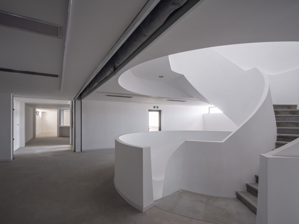 . 图书馆室内 Interior of Library ©田方方