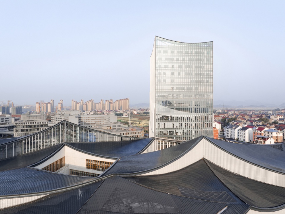 连绵起伏的屋顶 Undulating roofscape©DONG建筑影像 DONG Image