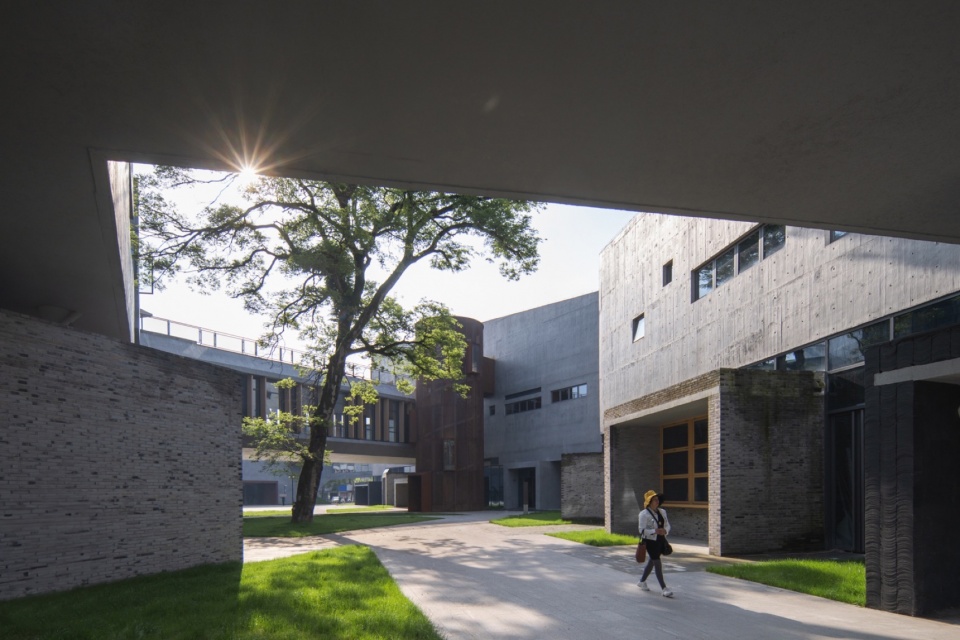 西侧小庭院作为寻常公共空间 摄影:DONG建筑影像