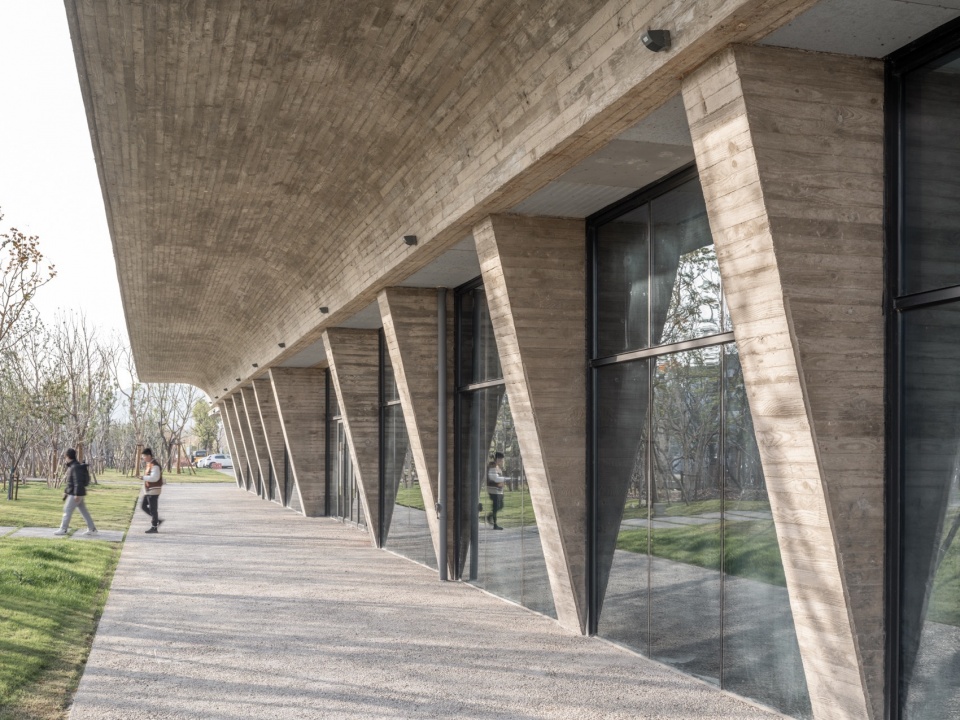 . 展览馆南立面 South elevation of Exhibition Hall ©田方方