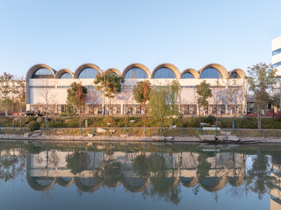 . 体育馆南立面 South elevation of Gymnasium ©田方方