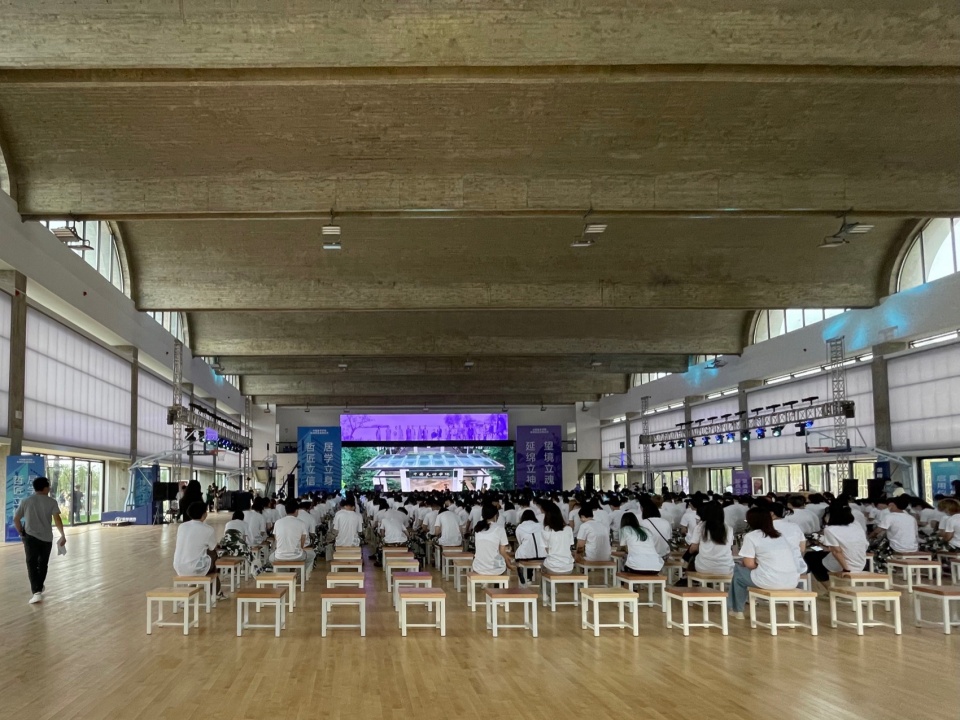 . 体育馆作为大型活动的室内场地 Gymnasium serving as an indoor venue for large events ©李诗琪