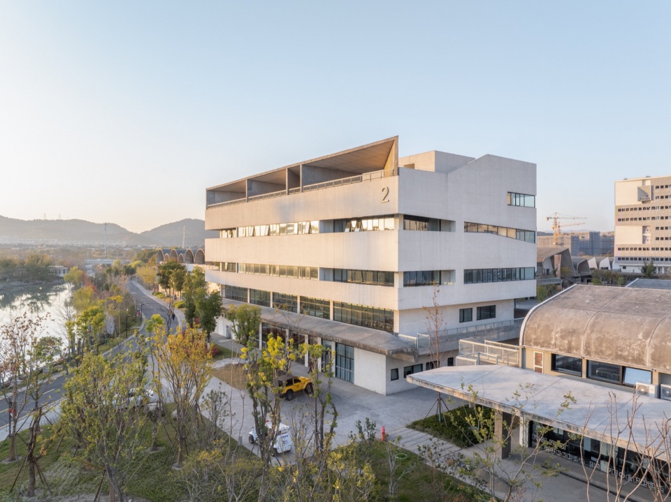 . 行政楼东南立面 Southeast elevation of Administration Building ©田方方