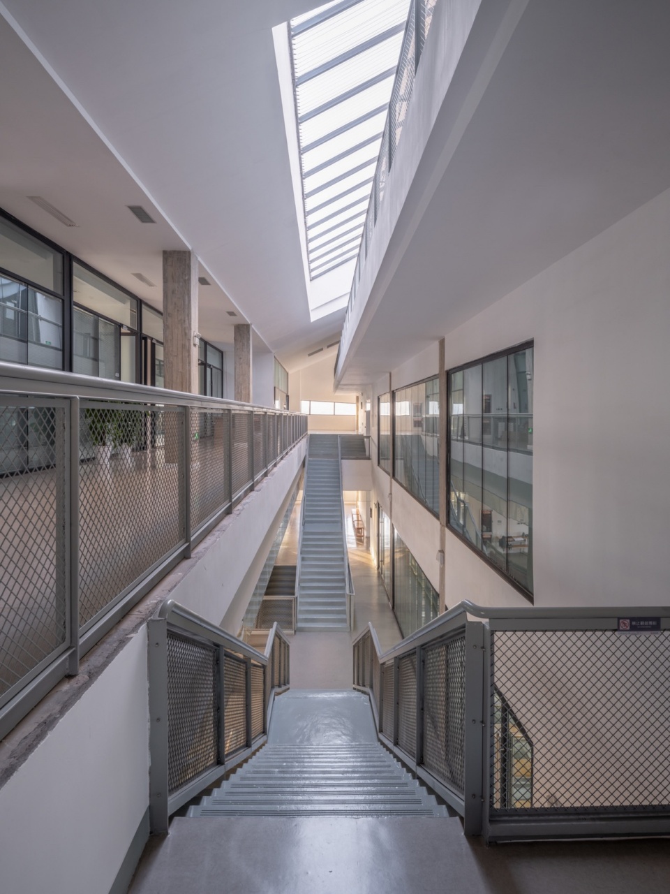 . 行政楼里的单边走廊Single loaded corridor in Administration Building ©田方方