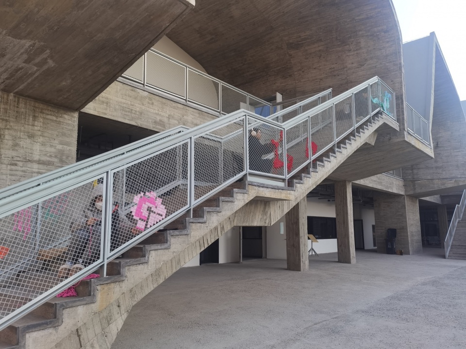 . 学生在楼梯扶手上编织图案 Students adding woven designs on stair handrails ©王志磊