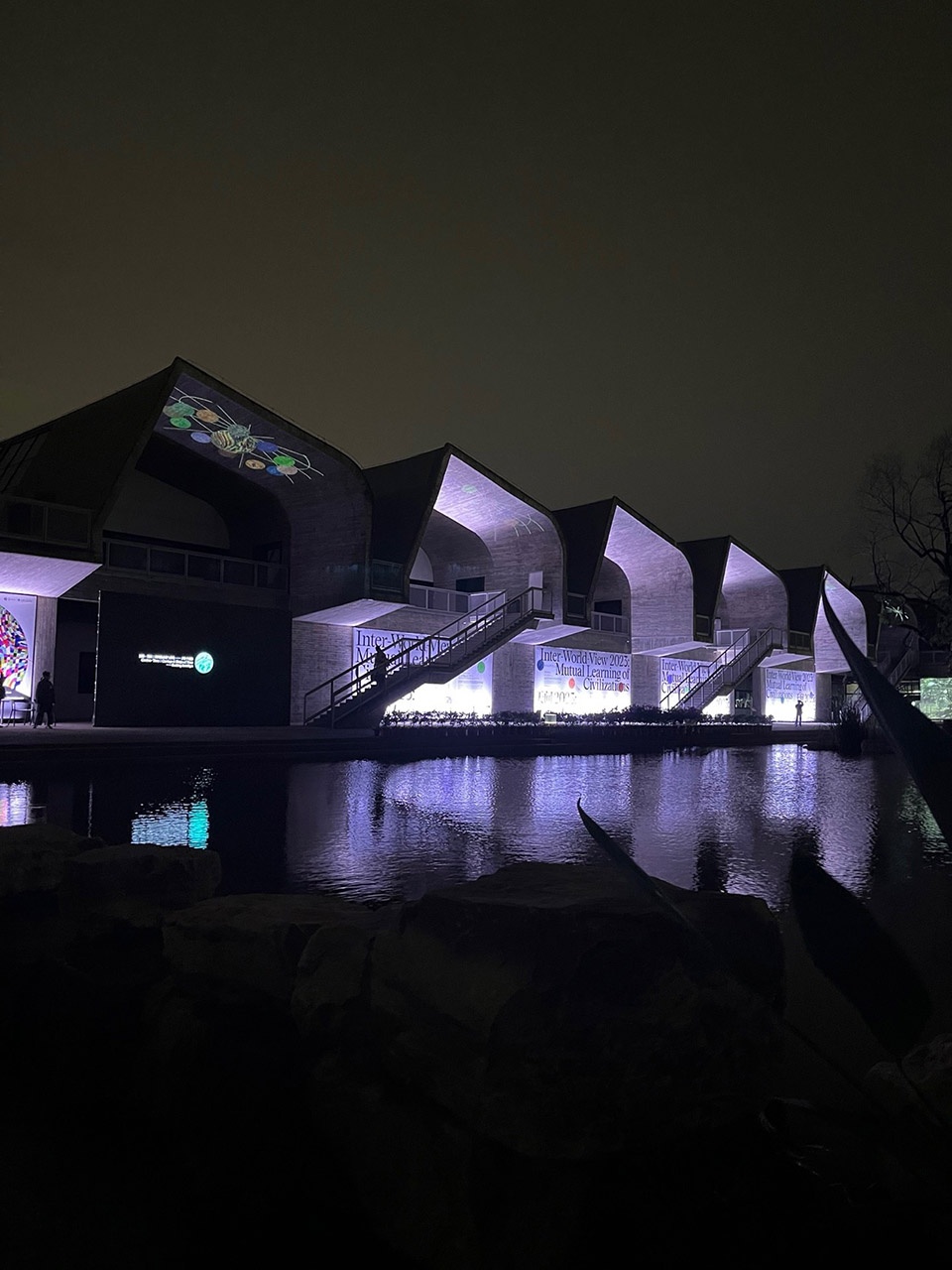 . 夜晚的灯光及投影 Lights and projection at night ©李诗琪 vul