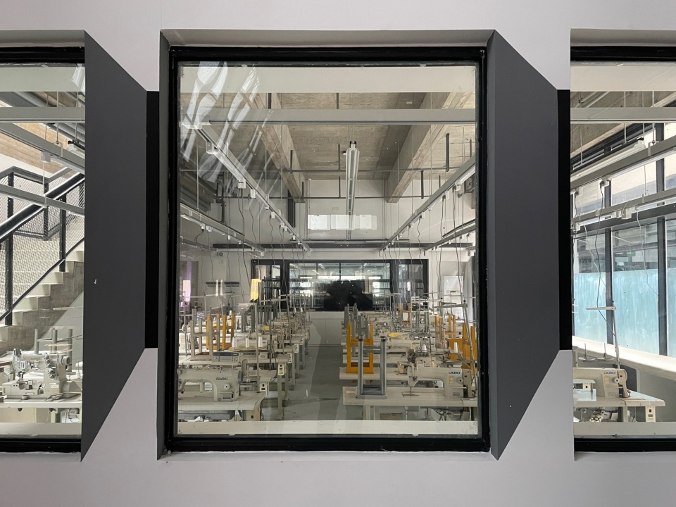 . 工坊尽端墙上的平面窗框 Trompe l’oeil window frames in the studio ©张永和